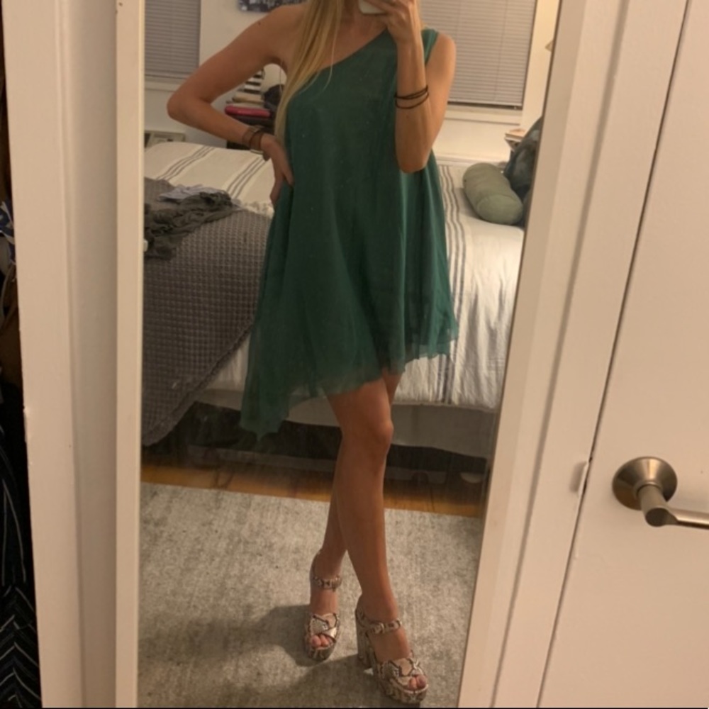Vera Wang Chiffon One-Shoulder Top/Dress